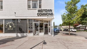 A building with a sign reading "MIDTOWN COMMONS" and a storefront with a sign for "PANHANDLE ICE CREAM CONE & COFFEE". - Midtown 1 Bedroom near Panhandle Ice Cream, Close to Downtown, Restaurants & Shopping! (Coeur d'Alene)