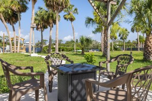 Outdoor dining - Waterfront Angler’s Paradise, 3BR/2.5BA w/ Dock, Boat Ramp, Kayaks, HorseShoes, CornHole, Ping Pong (New Port Richey)