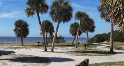 Waterfront Angler’s Paradise, 3BR/2.5BA w/ Dock, Boat Ramp, Kayaks, HorseShoes, CornHole, Ping Pong