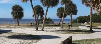Waterfront Angler’s Paradise, 3BR/2.5BA w/ Dock, Boat Ramp, Kayaks, HorseShoes, CornHole, Ping Pong