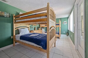 3 bedrooms, iron/ironing board, WiFi - Waterfront Angler’s Paradise, 3BR/2.5BA w/ Dock, Boat Ramp, Kayaks, HorseShoes, CornHole, Ping Pong (New Port Richey)