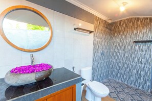 Ducha, bañera de hidromasaje, secador de pelo, bidet