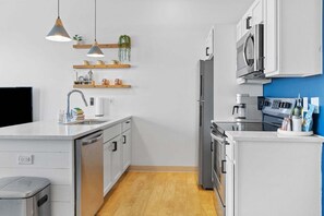 Coffee/tea maker, fridge, microwave, oven - Enger Lofts Apt 304, Heirloom Vacations (Duluth)