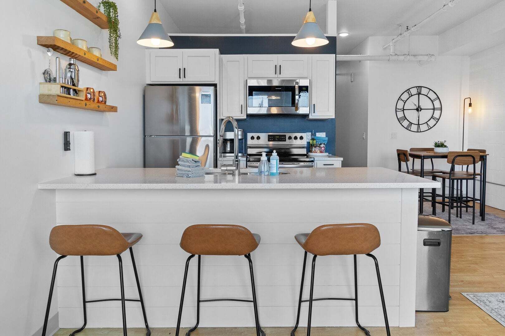 Wasserkocher mit Kaffee-/Teezubehör, Kühlschrank, Mikrowelle, Ofen