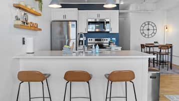 Wasserkocher mit Kaffee-/Teezubehör, Kühlschrank, Mikrowelle, Ofen