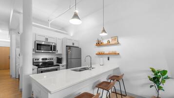 Refrigerador, microondas, horno, placa de cocina