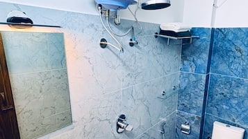 Regadera, amenidades de baño gratuitas, toallas, jabón