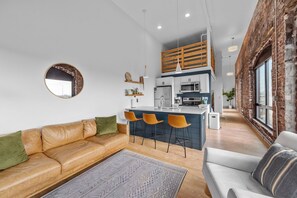 Unclassified image, 3 of 23, button