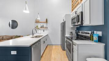 Kjøleskap, mikrobølgeovn, ovn og kokeplater