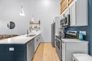 Kjøleskap, mikrobølgeovn, ovn og kokeplater