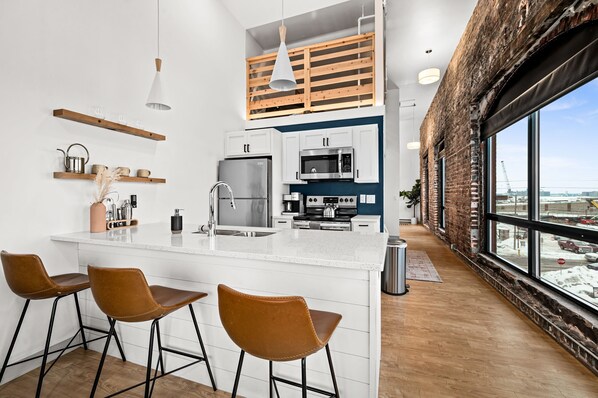 冷蔵庫、電子レンジ、オーブン、コンロ