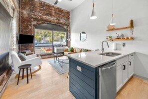 Unclassified image, 2 of 23, button