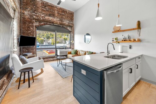Craft District Apt w/ Gym & Coffee Shop 316