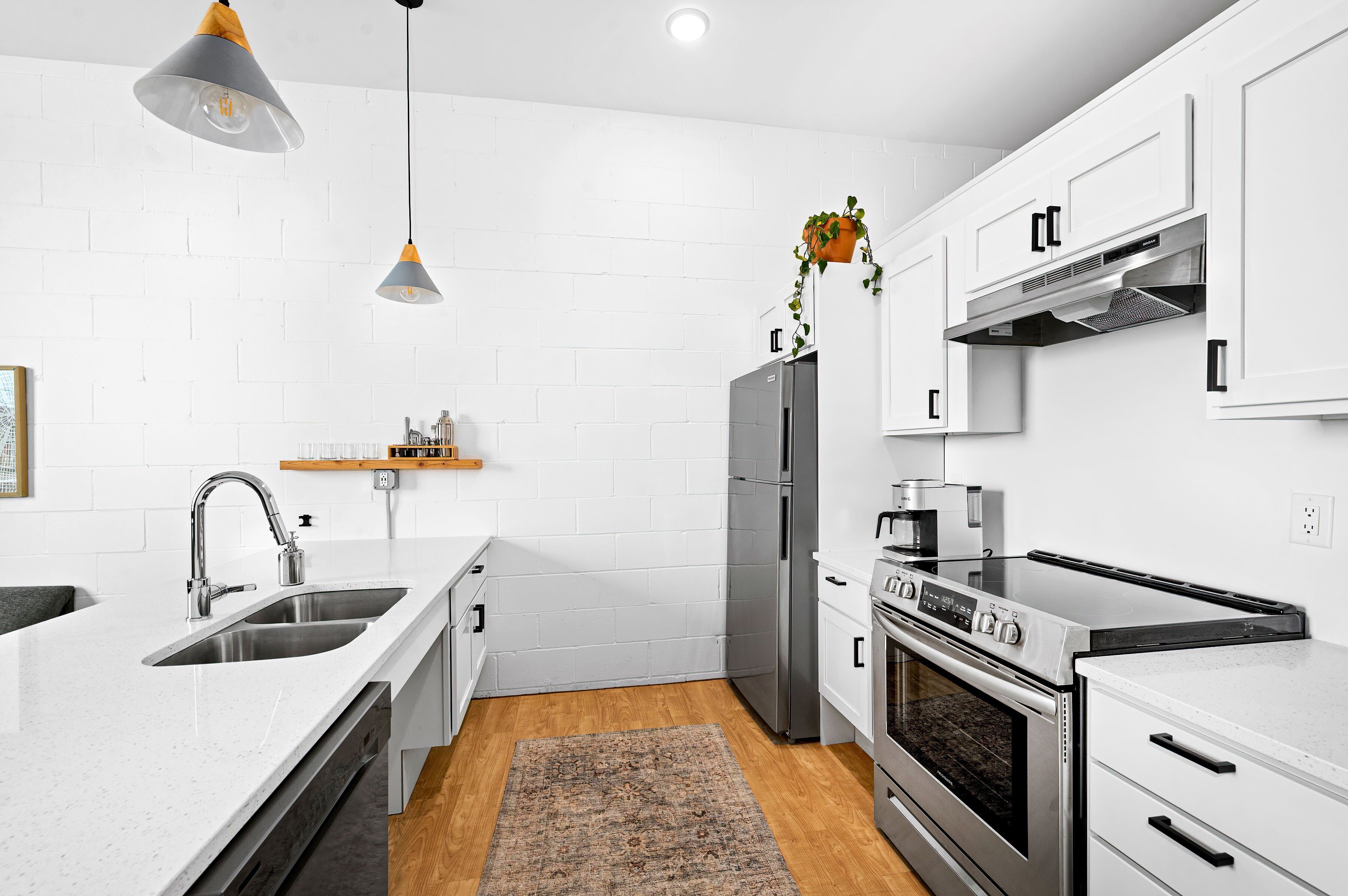 Kjøleskap, mikrobølgeovn, ovn og kokeplater