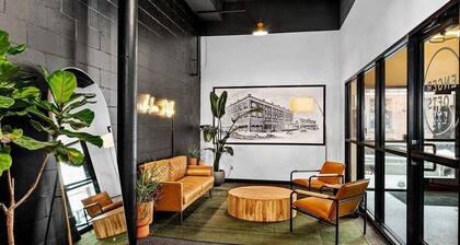 Modern Apt w/ Gym, Elevator, Coffee Shop | 207