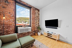 TV - Craft District Apt w/ Gym & Coffee Shop 220 (Duluth)