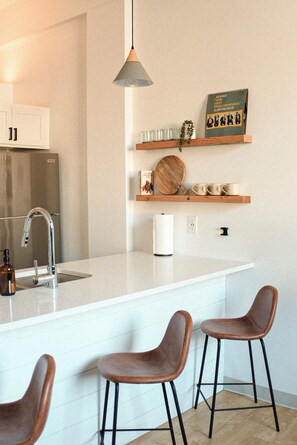 冷蔵庫、電子レンジ、オーブン、コンロ