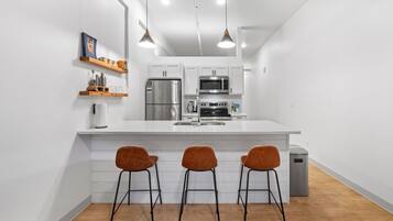 Réfrigérateur, micro-ondes, four, plaque de cuisson