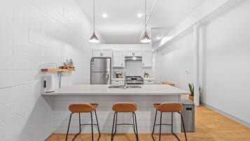 Kjøleskap, mikrobølgeovn, ovn og kokeplater