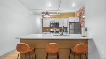 Een koelkast, een microgolfoven, een oven, een kookplaat