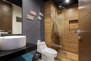 Shower, hair dryer, towels - Chic Studio + Rooftop Pool in the Heart of Playa (Playa Del Carmen)