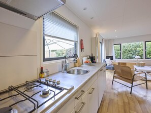 Réfrigérateur, micro-ondes, plaque de cuisson, lave-vaisselle