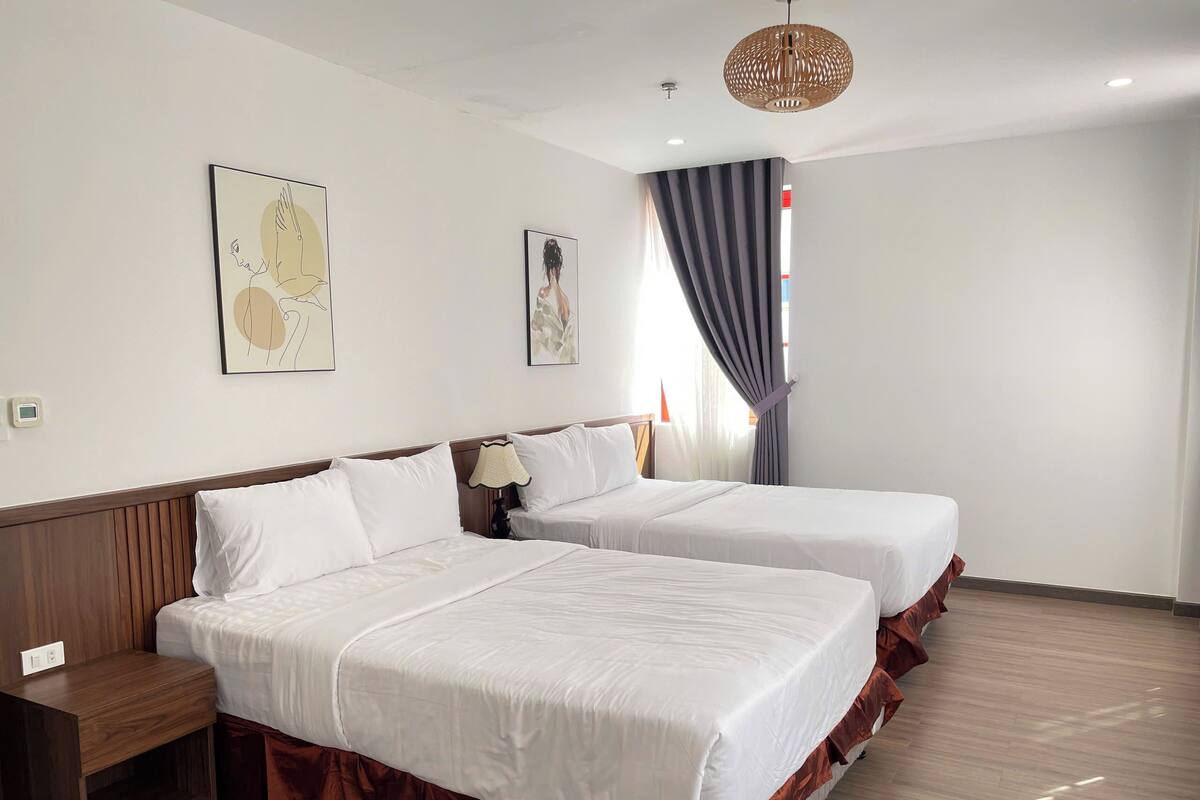 Family Quadruple Room, Courtyard View | Peti besi dalam bilik, meja, langsir/tirai gelap terus, kalis bunyi 
