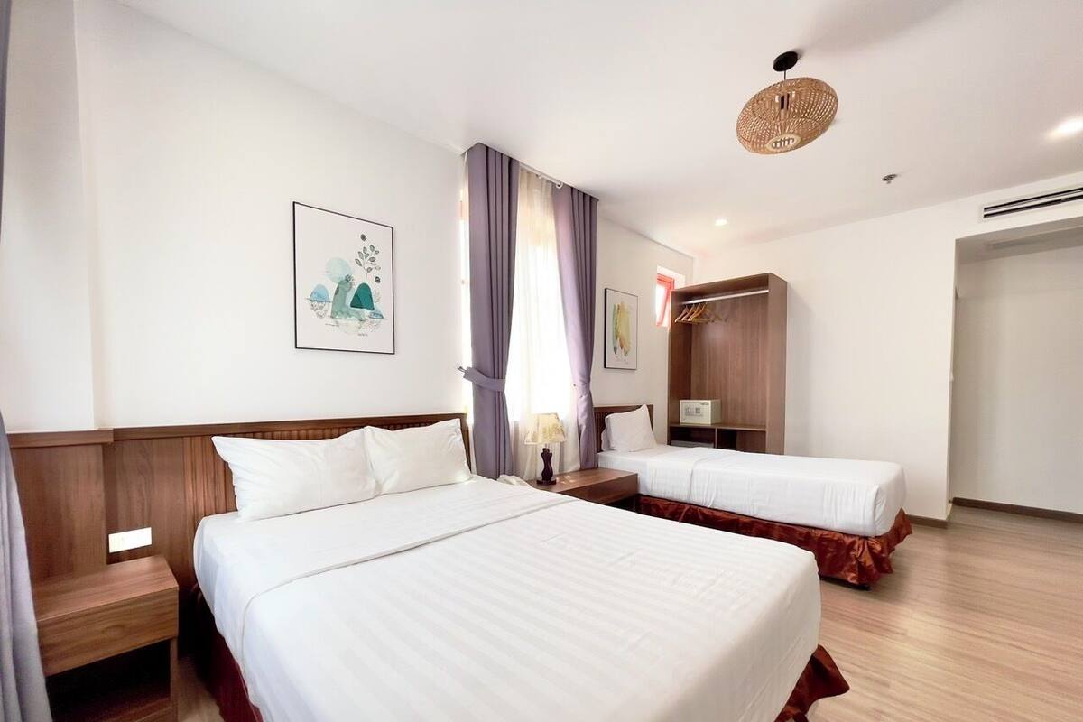 Triple Room, City View | Peti besi dalam bilik, meja, langsir/tirai gelap terus, kalis bunyi 