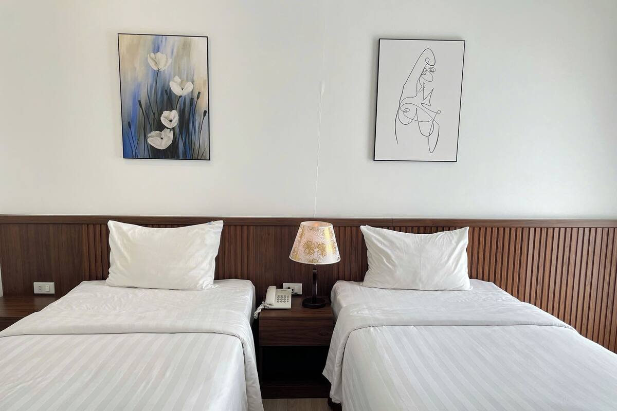 Basic Double or Twin Room | Peti besi dalam bilik, meja, langsir/tirai gelap terus, kalis bunyi 
