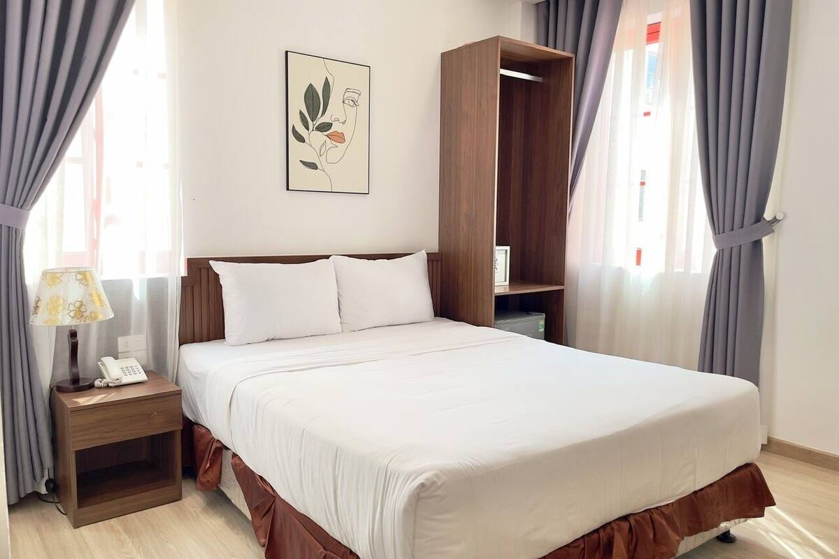 Basic Double Room | Peti besi dalam bilik, meja, langsir/tirai gelap terus, kalis bunyi 