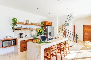 Kühlschrank, Mikrowelle, Ofen, Herdplatte