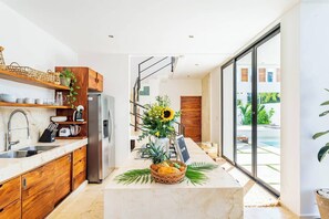 Geladeira, micro-ondas, fogão, cooktop