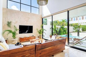 TV - New Spacious Villa with Rooftop dipping pool (Tulum)
