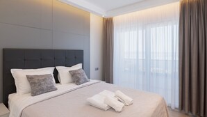 3 bedrooms, iron/ironing board, WiFi (free), bed sheets