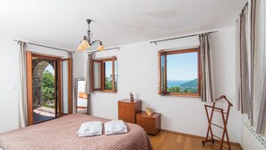 4 bedrooms, iron/ironing board, free WiFi, bed sheets