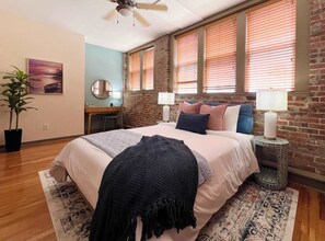 2 habitaciones, escritorio y tabla de planchar con plancha 