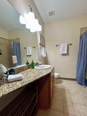 Regadera, secadora de cabello, toallas 