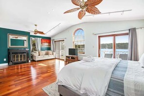 6 bedrooms, desk, iron/ironing board, WiFi - Oasis by the Bay - Waterfront Heated Pool Hot Tub! (Annapolis)