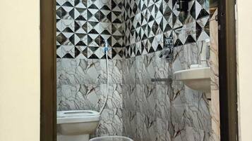 Separate tub and shower, towels, soap, shampoo
