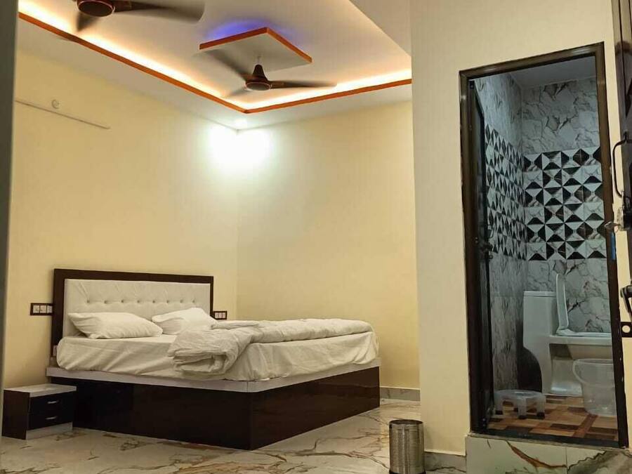 Escritorio, espacio para trabajar con laptop y wifi gratis