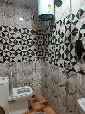 Luxury Quadruple Room | Bathroom | Separate tub and shower, towels, soap, shampoo