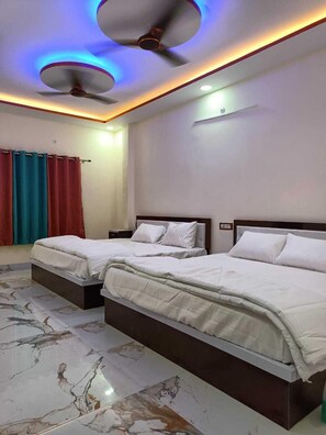 Desk, laptop workspace, free WiFi, bed sheets - New Residency Palace (Ayodhya)