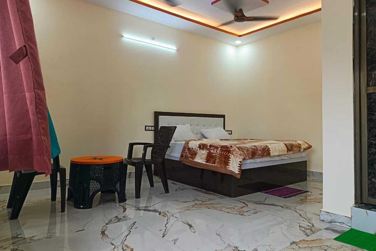 Desk, laptop workspace, free WiFi, bed sheets