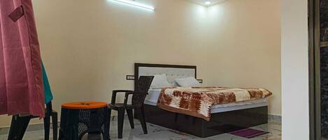 Deluxe Room | Desk, laptop workspace, free WiFi, bed sheets