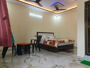 Desk, laptop workspace, free WiFi, bed sheets - New Residency Palace (Ayodhya)