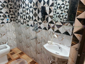 Baignoire et douche séparées, serviettes fournies, savon, shampoing