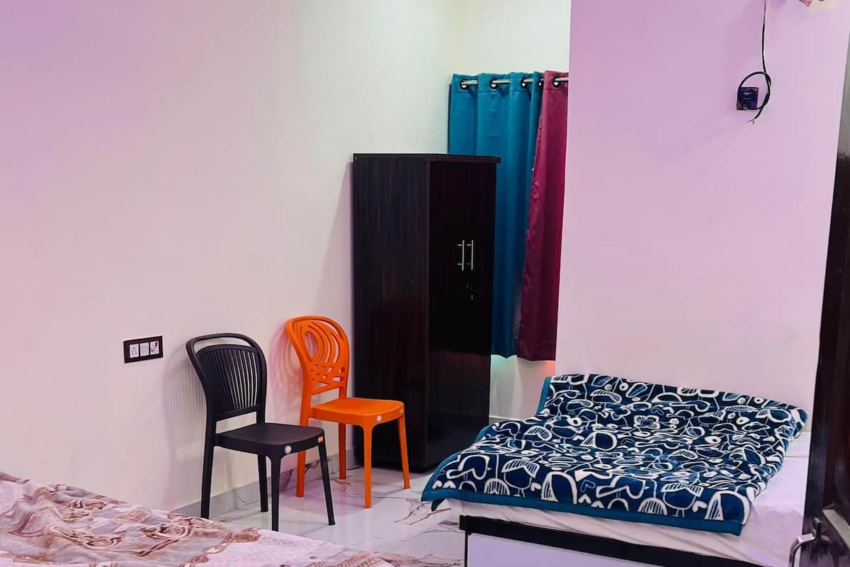 Desk, laptop workspace, free WiFi, bed sheets