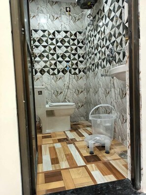 Separate bathtub and shower, towels, soap, shampoo - New Residency Palace (Ayodhya)