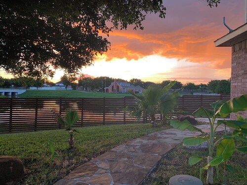 Charming Pond Villa 3-bedroom 2 Bath house DFW