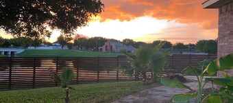 Charming Pond Villa 3-bedroom 2 Bath house DFW